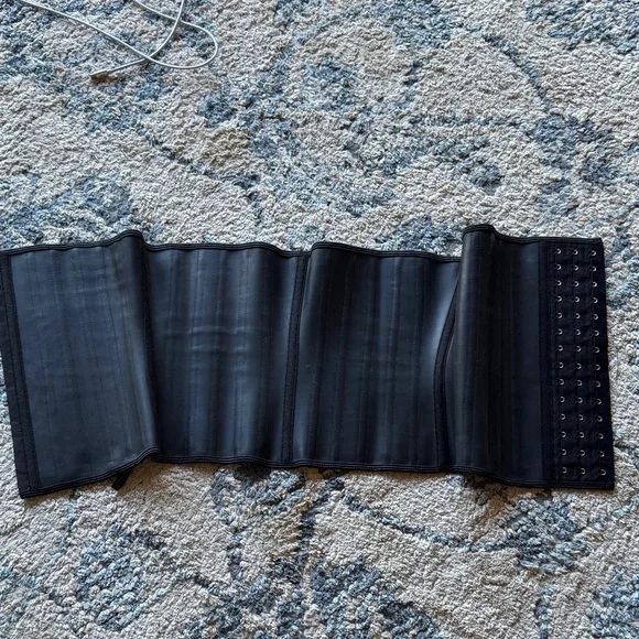 Latex Waist Trainer Faja – Size Medium – Hook & Eye Closure - Picture 2 of 4